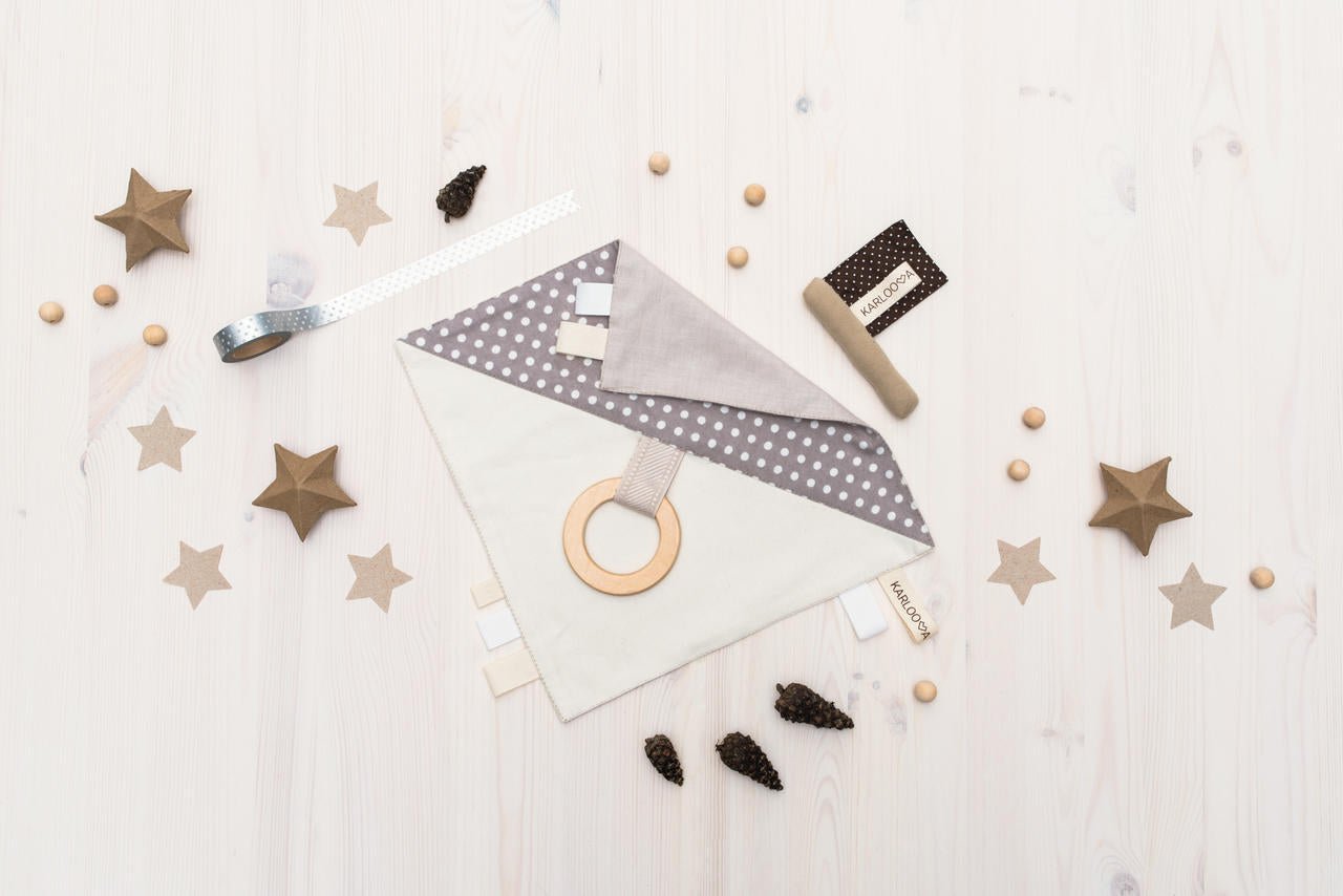 Jouet textile pour bébé « Drapeau » - artizant.com