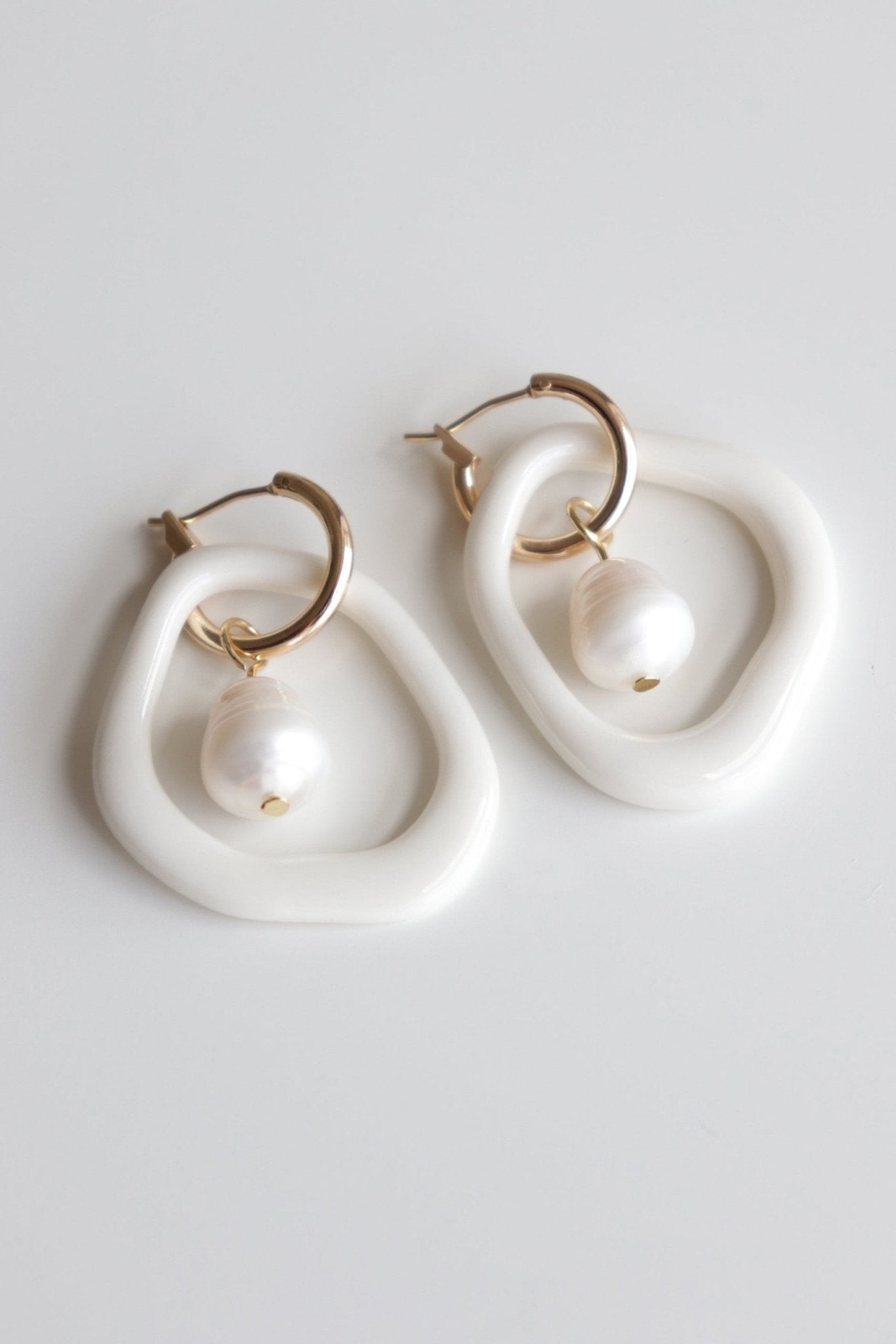 Boucles d'oreilles en porcelaine et perle - Blanche - artizant.com