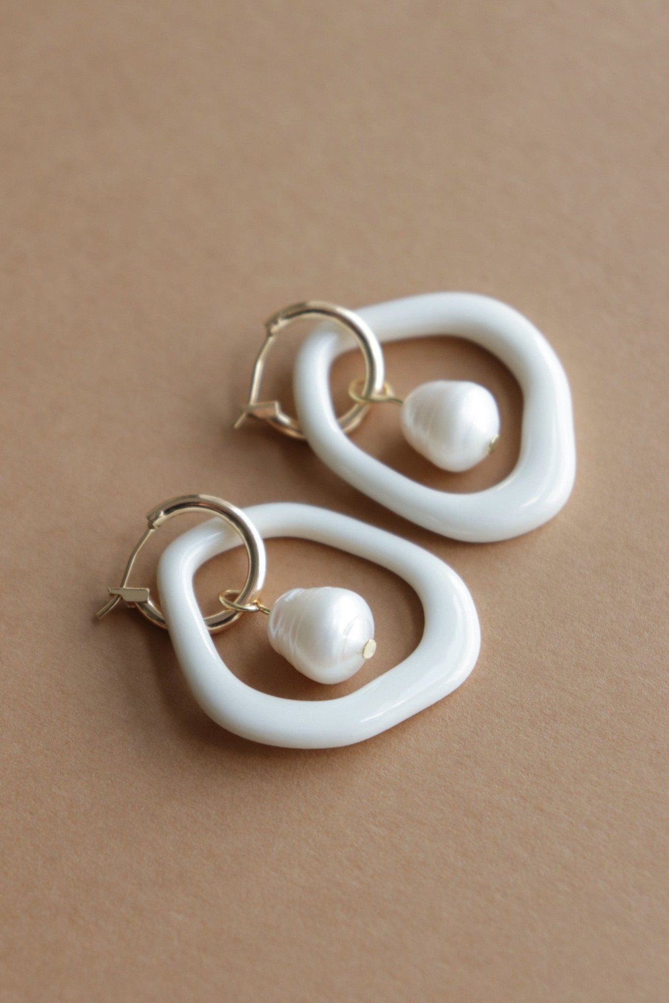 Boucles d'oreilles en porcelaine et perle - Blanche - artizant.com