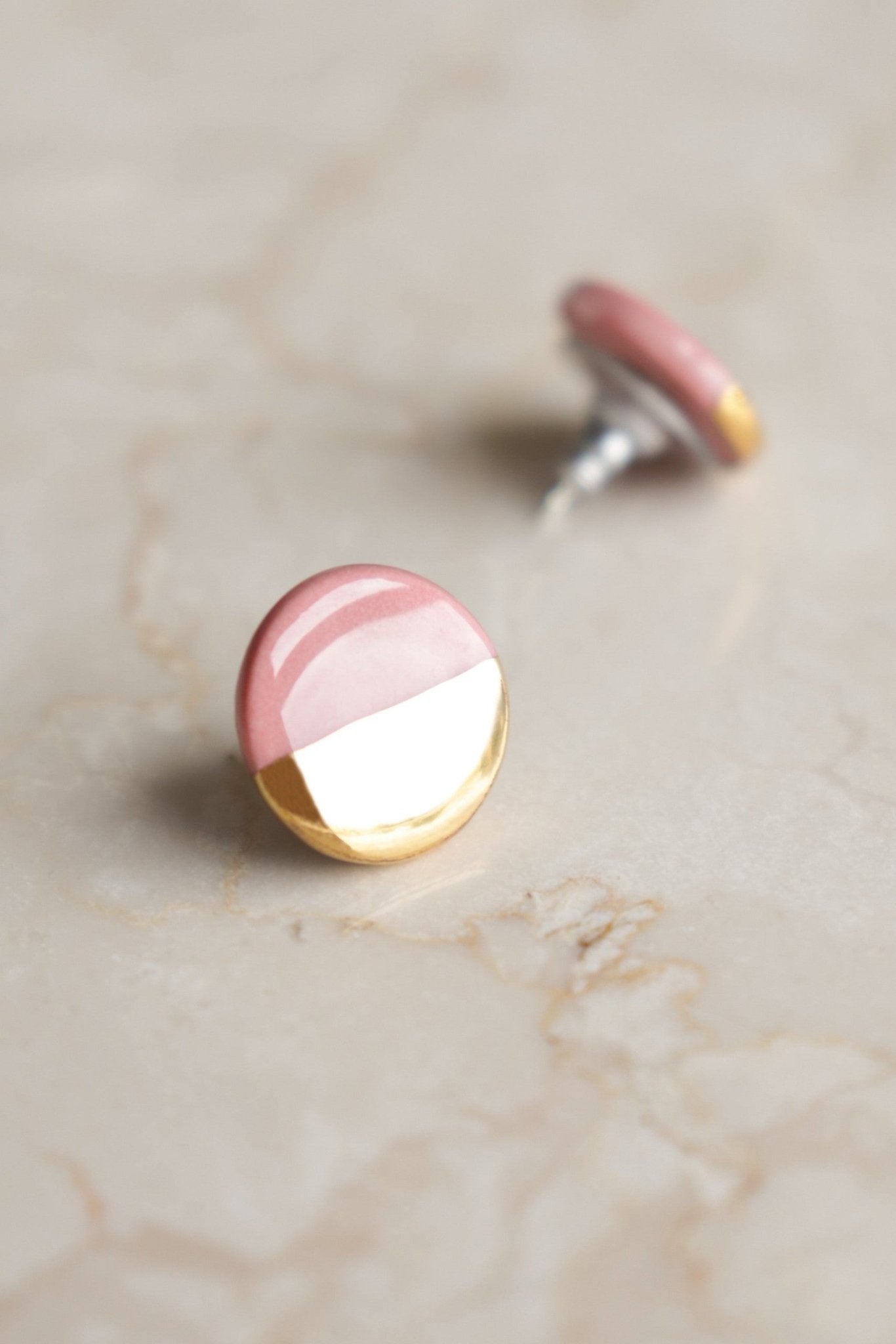Boucles d’oreilles rondes en porcelaine 12mm - Rose et Or - artizant.com